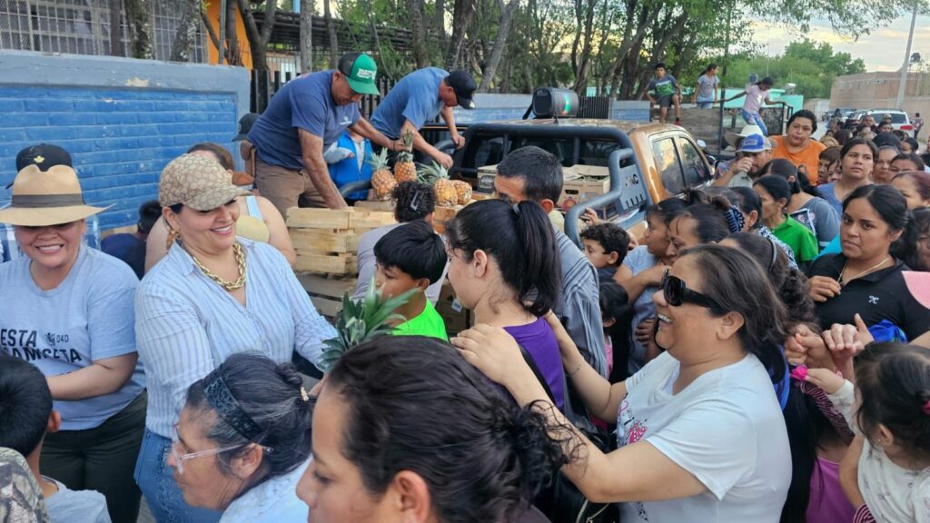 Realizan entre de fruta a familias de Nombre de Dios