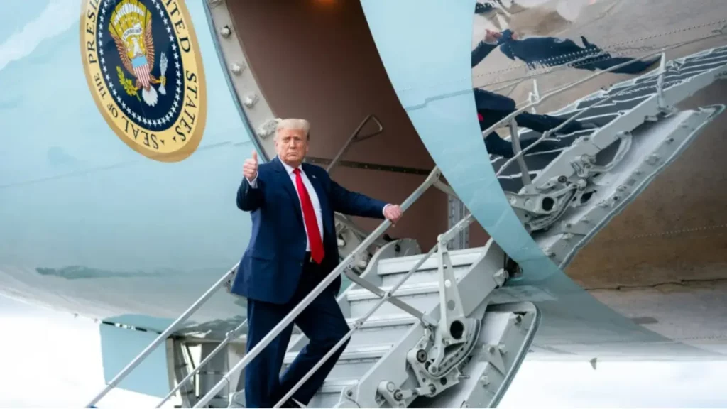 Trump anuncia diálogo con Cuba mientras viaja a cumbre con Xi Jinping