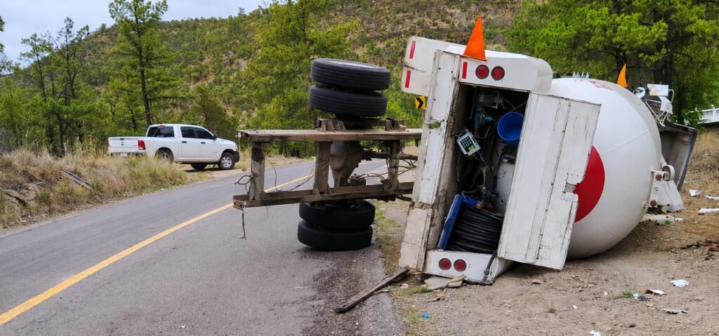Mueren 2 al volcar pipa de gas