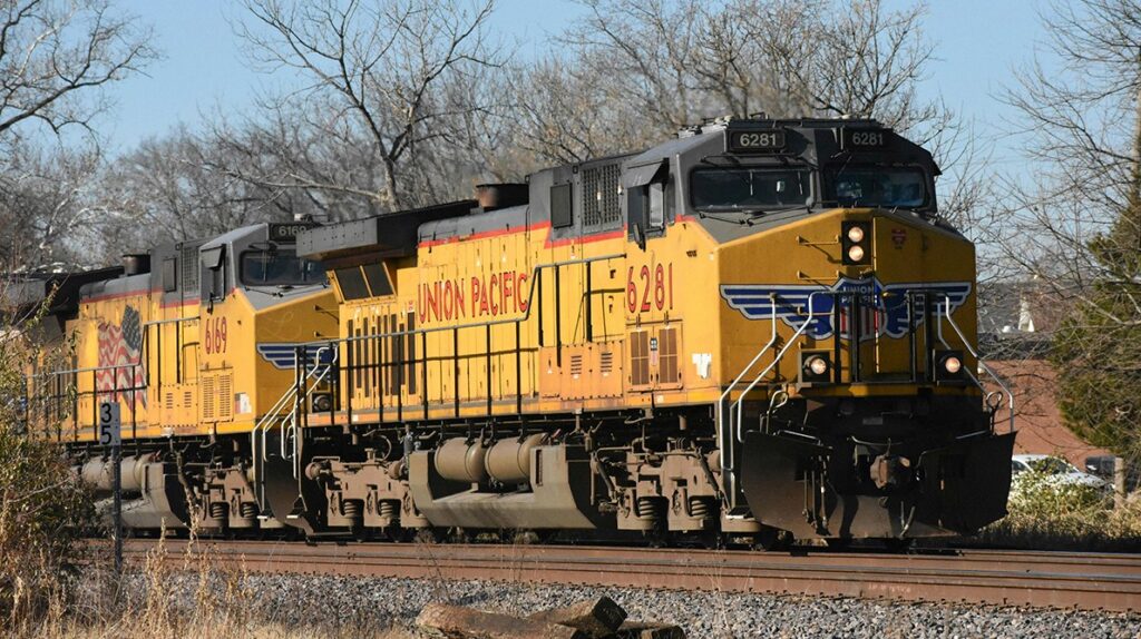 Encuentran 6 cuerpos en un vagón de tren en la frontera de Texas