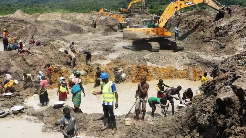 Derrumbe en mina de oro deja más de 100 muertos en África