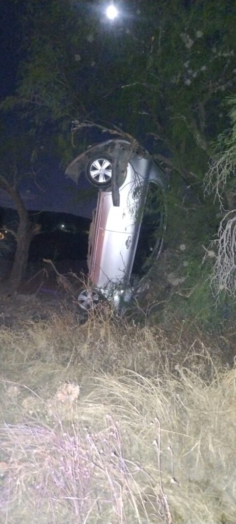 Joven cayó a canal junto con el vehículo que manejaba en la madrugada