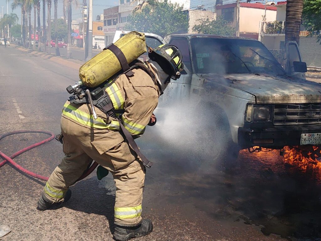 Bomberos sofocan las llamas que envolvieron a una camioneta