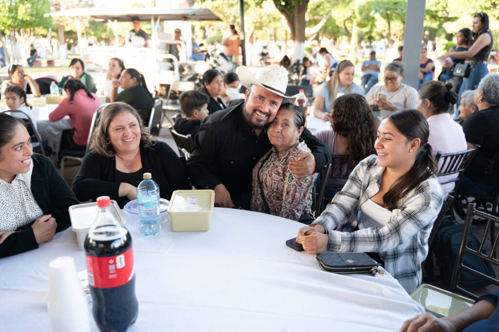 Celebran el Día de las Madres en Pánuco de Coronado con comida, música y regalos