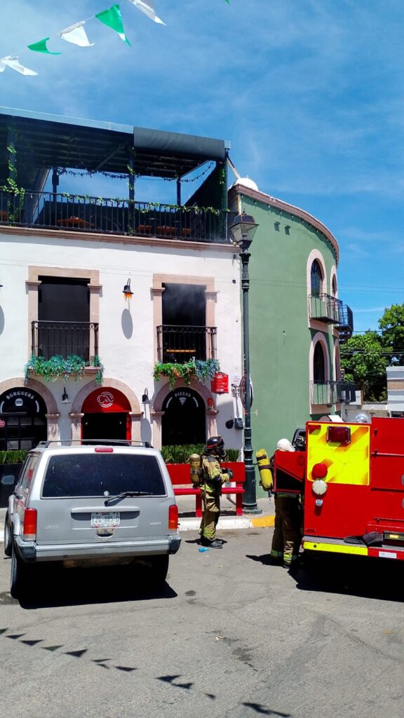 Incendio en céntrico restaurant de la ciudad moviliza a los bomberos