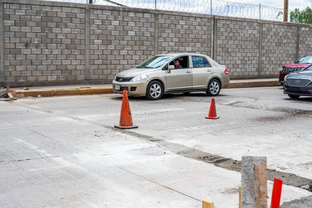 Avanza instalación de semáforos vehiculares y peatonales en la avenida Niños Héroes