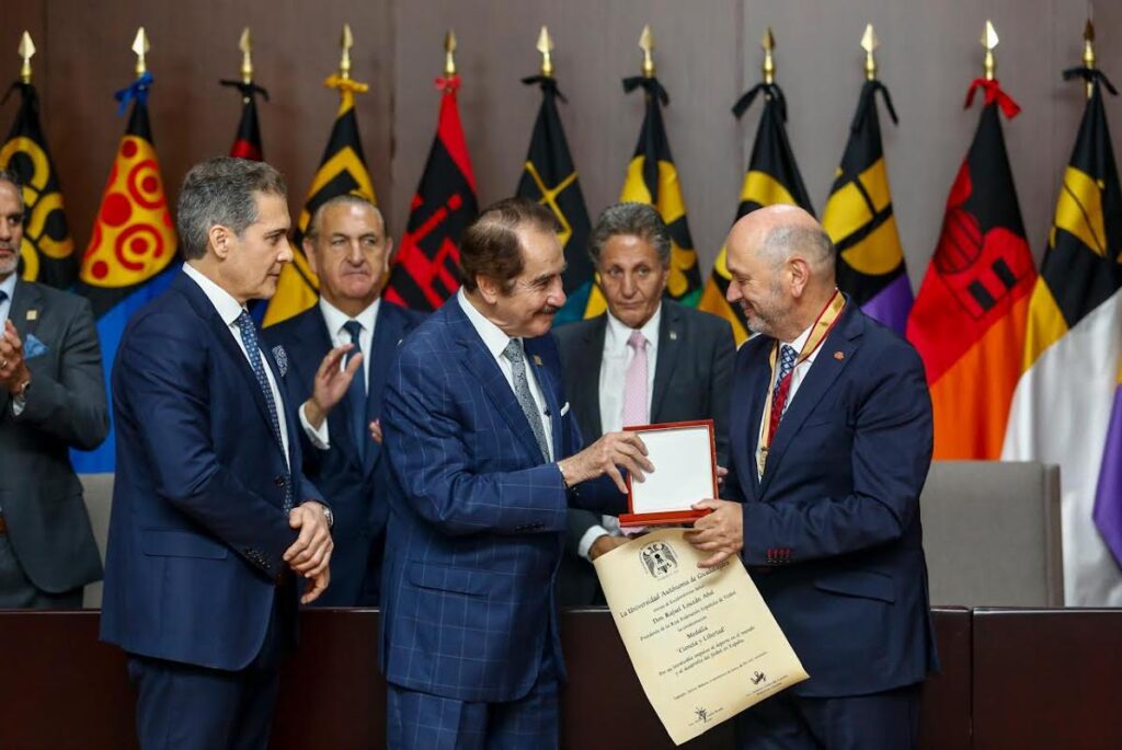 UAG reconoce al presidente de la Real Federación Española de Futbol con la Medalla Ciencia y Libertad