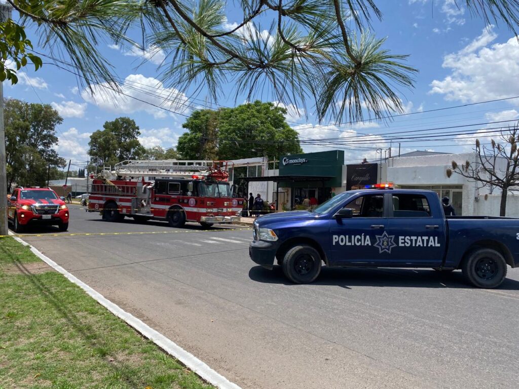 Bomberos y estatales atienden reporte de incendio en pastelería de conocida cadena