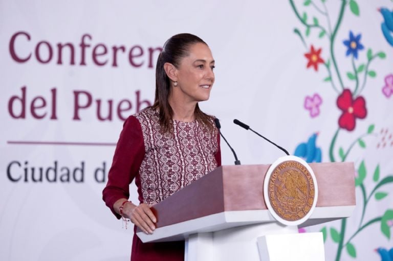 Sheinbaum pide esperar a que se publique el libro de Ken Salazar