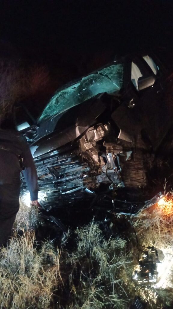 Aparatoso accidente durante la madrugada, su vehiculo quedo destrozado completamente