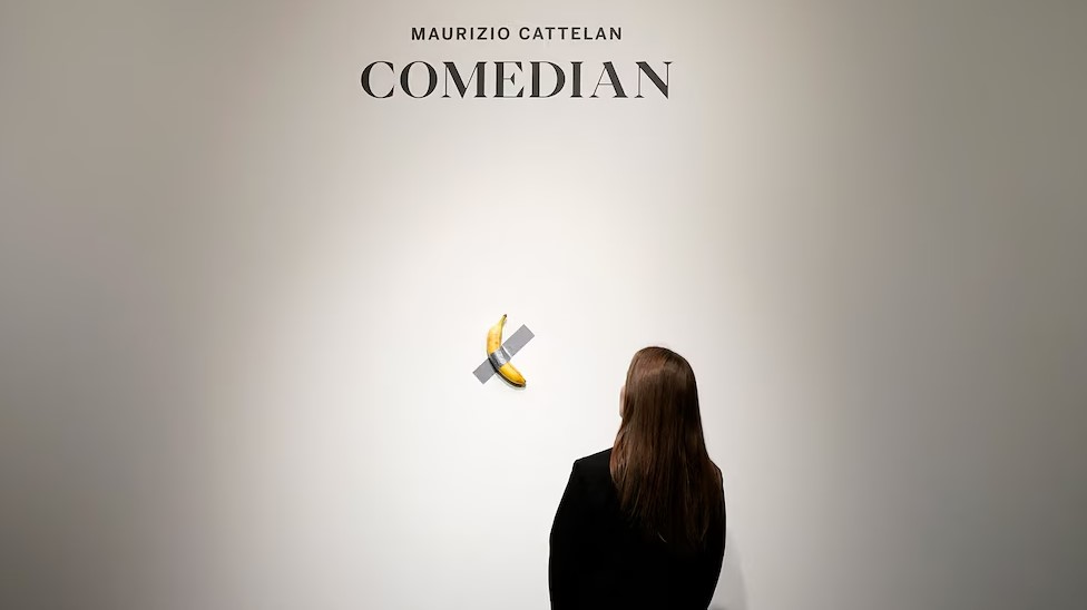 Roban banana de la obra Comediante en museo de Francia