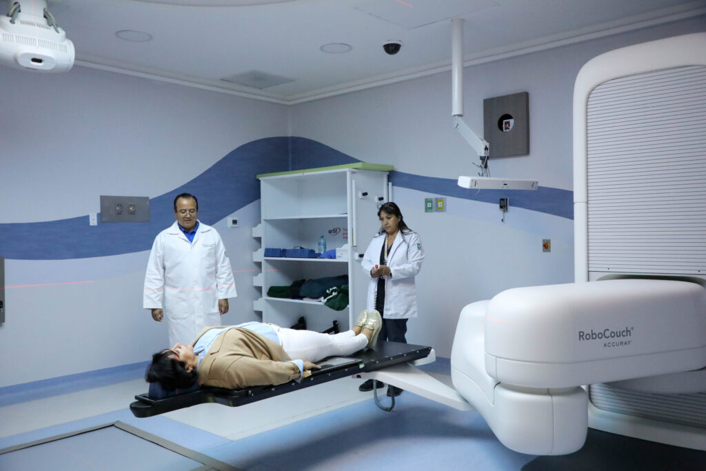 IMSS preserva la visión de paciente con cáncer ocular gracias a tecnología de alta precisión