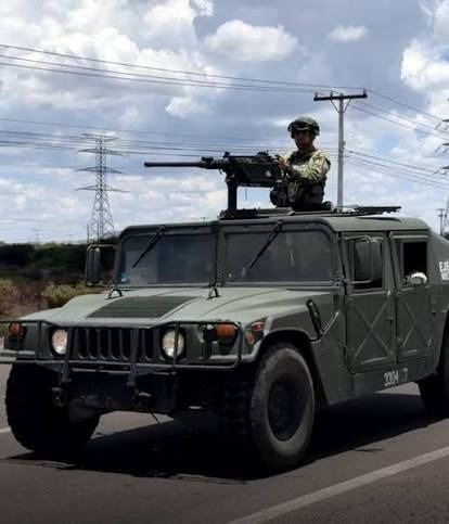 Militares aseguran un automóvil Porsche y un BMW en Durango