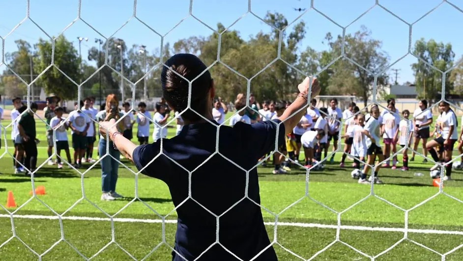 Sheinbaum visita cancha en Mexicali y juega futbol con niñas y niños