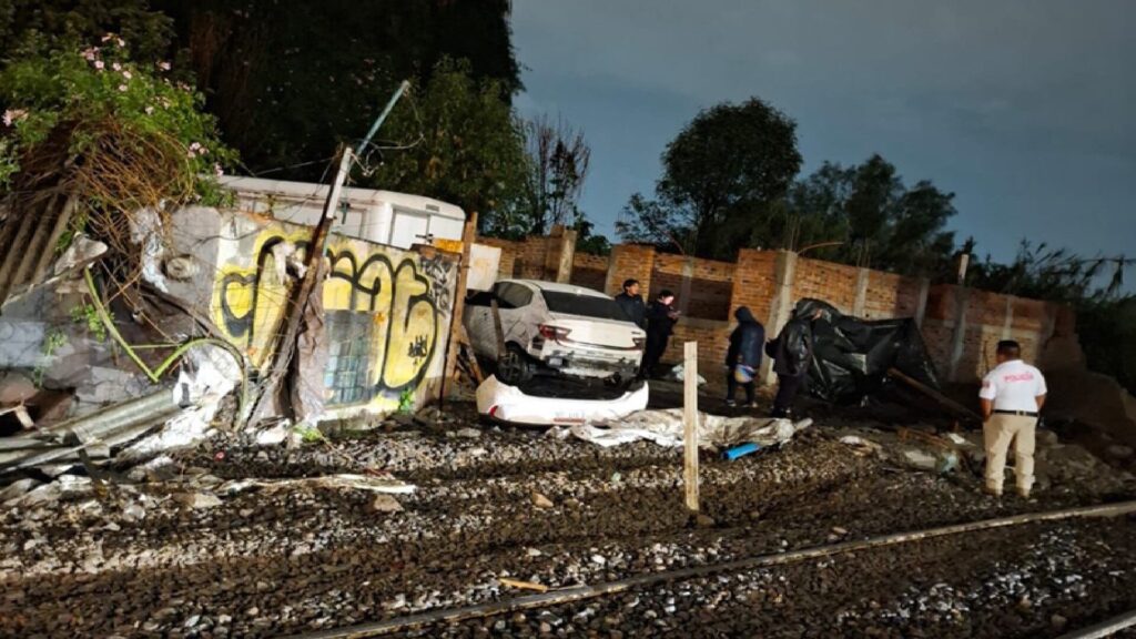 Vagones de tren se desprenden y arrollan combi y taxi; reportan al menos nueve heridos