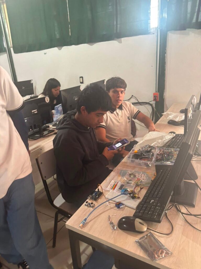 Impulsan robótica entre bachilleres