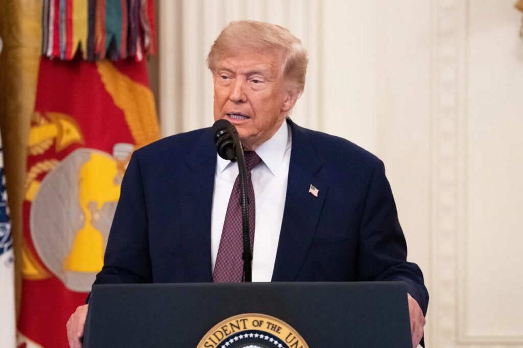 Trump presume cifra récord de deportaciones y detenciones de migrantes en EU
