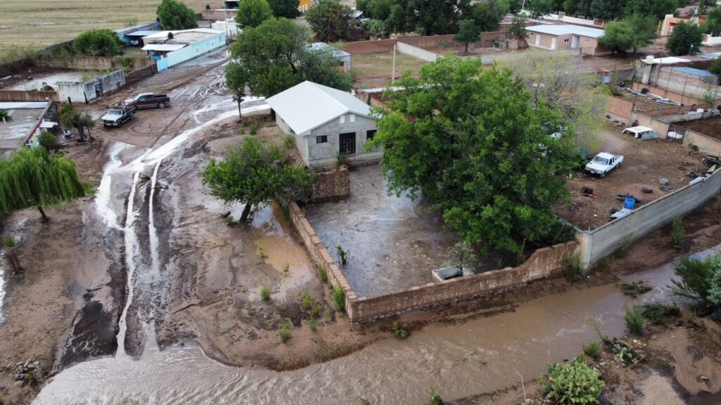Primeras lluvias provocan inundaciones y daños en viviendas de La Campana en Santiago