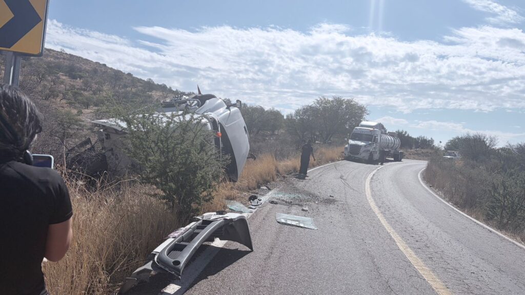 Vuelca camión cargado con nitrato de amonio en la carretera a casita