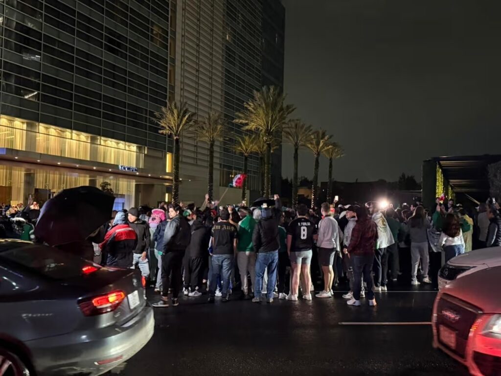 VIDEOS: Aficionados mexicanos dan «serenata» al hotel de Ecuador previo al duelo del Mundial