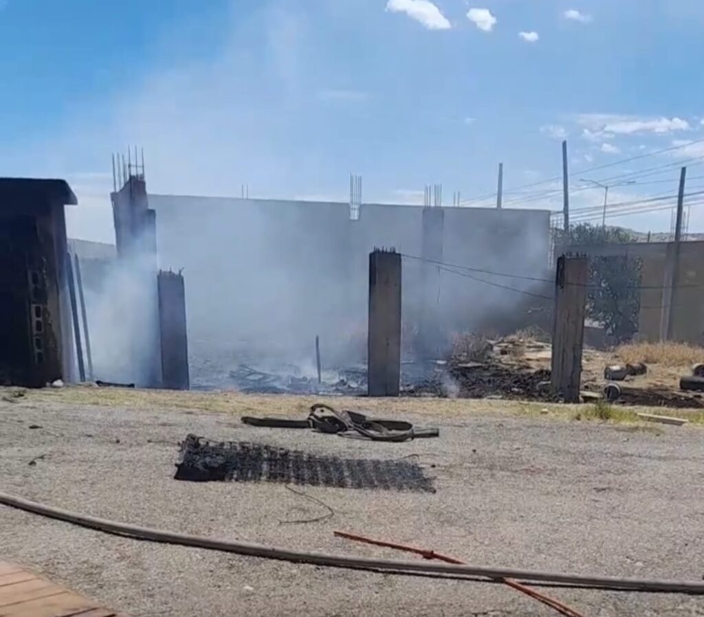 Incendio consume cuartos abandonados en accesos a Parral Vive