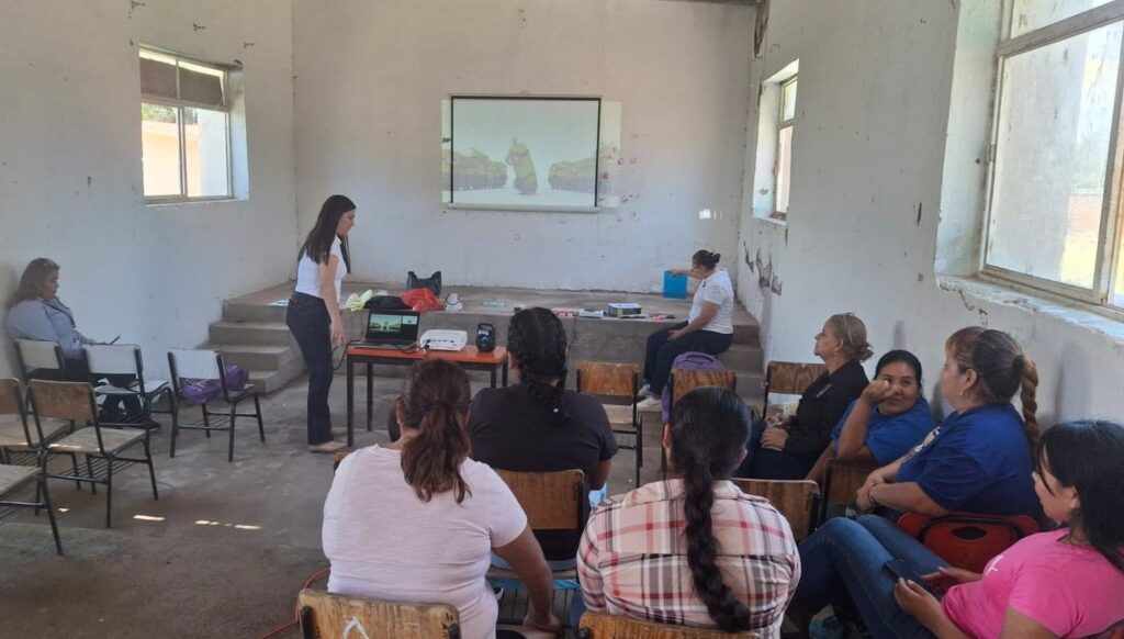 Promueven sororidad y respeto entre mujeres llevando platicas a comunidades de Nombre de Dios