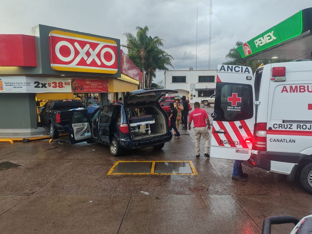 Camioneta que lleva a abuelito enfermo se estrella contra otra y provoca que se meta a un OXXO