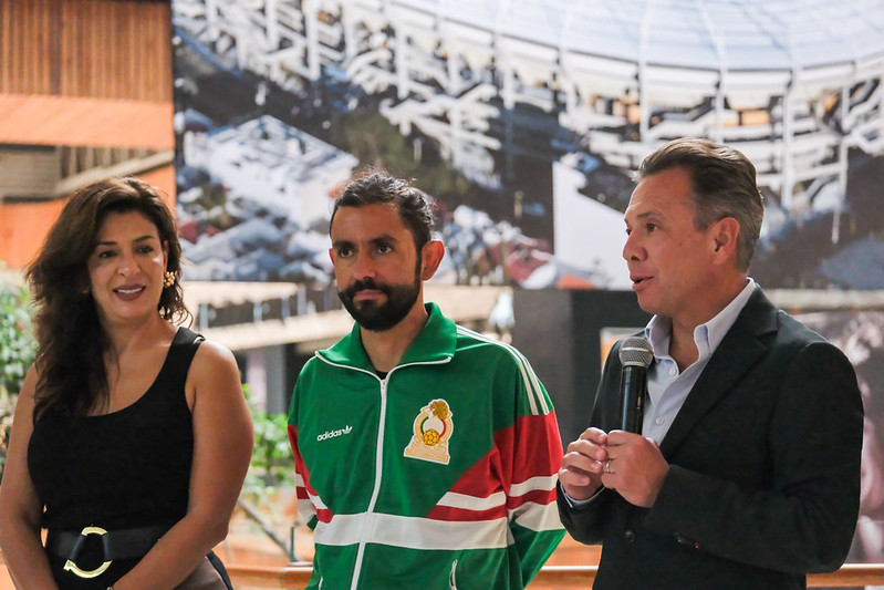 Inaugura Pablo Lemus la exposición fotográfica “Canchas” de Santiago Arau en Plaza Patria
