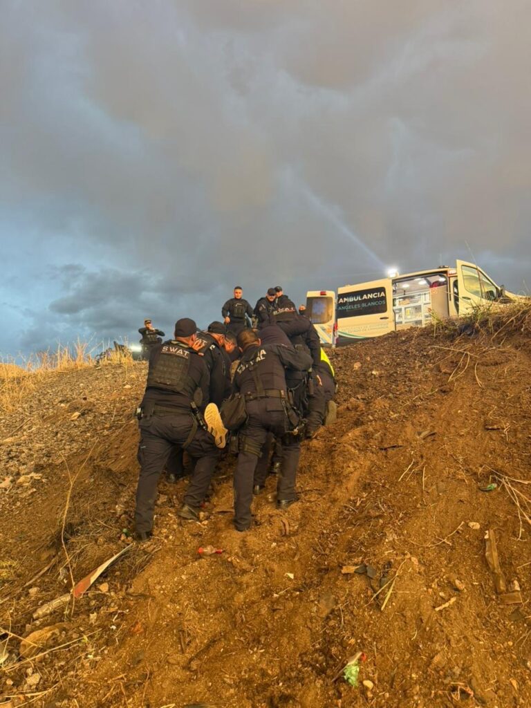 SWAT rescata a trailero tras aparatosa volcadura en Chihuahua