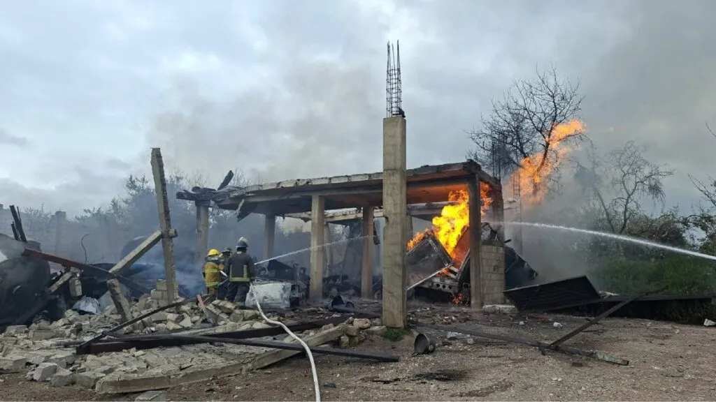 Explosión de pipas de gas en Tepeaca obliga a evacuar a 1,753 estudiantes