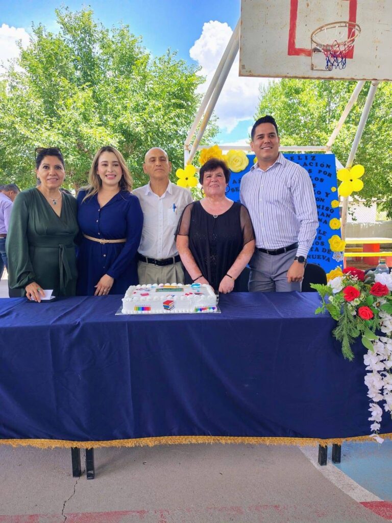 Emotivo homenaje a la maestra Rocío Trinidad Flores tras 36 años de servicio educativo