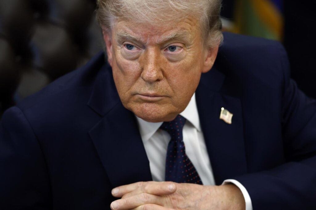 Trump amenaza con romper negociaciones si Irán cobra peajes en el estrecho de Ormuz