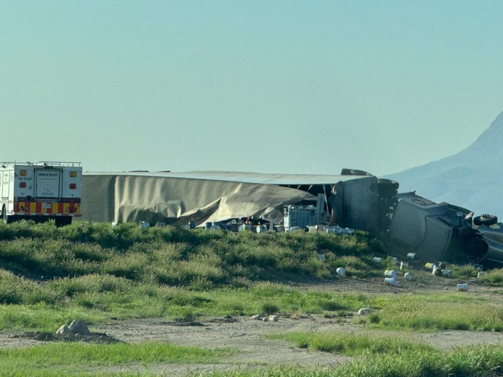 Volcadura de tráiler en la Gómez Palacio-Jiménez moviliza a corporaciones; reportan posible fallecido