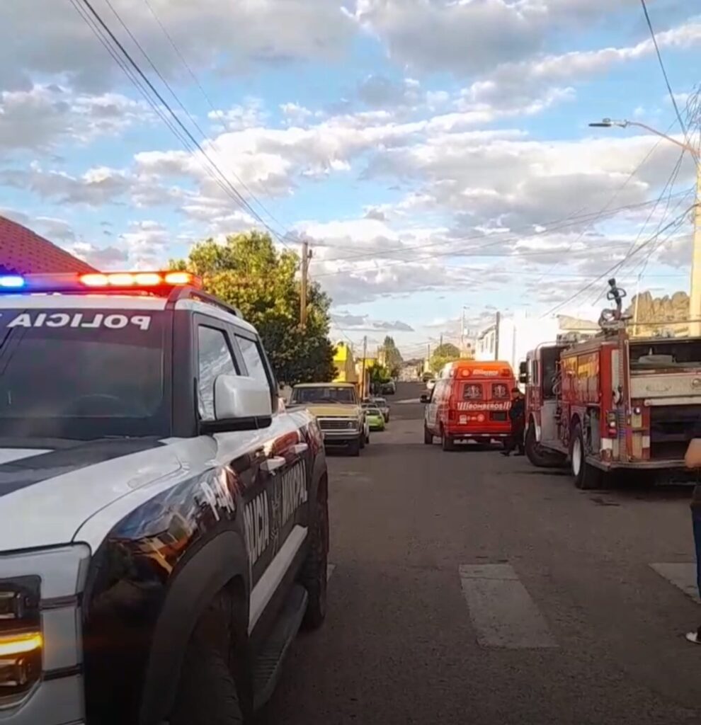 Menor activa el 911 tras sufrir cortadura en una pierna; moviliza a bomberos y policías en Parral