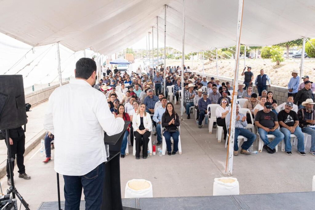 Entregan 100 toneladas de suplemento alimenticio a 500 productores de Tepehuanes
