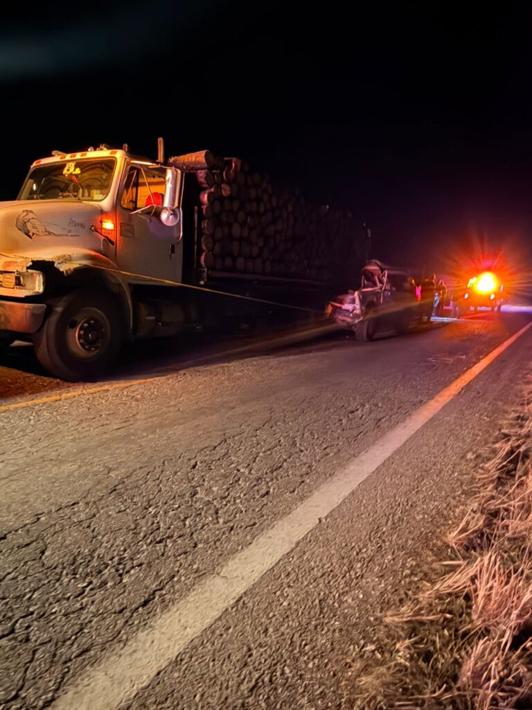 Identifican a hombre que murió en choque contra camión maderero en la carretera Parral–Casita