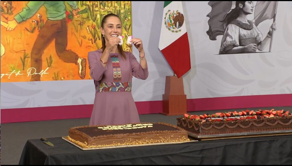 Sheinbaum celebra su cumpleaños 64 en la mañanera con pastel y mañanitas