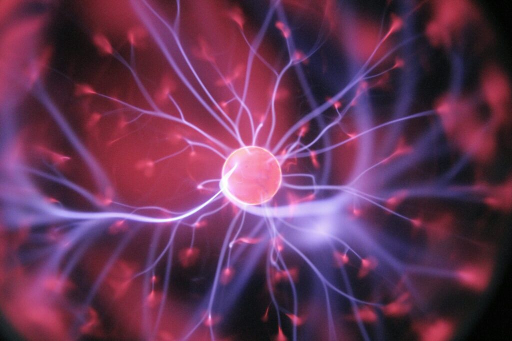 Científicos crean implante que “escucha y habla” con el cerebro simultáneamente