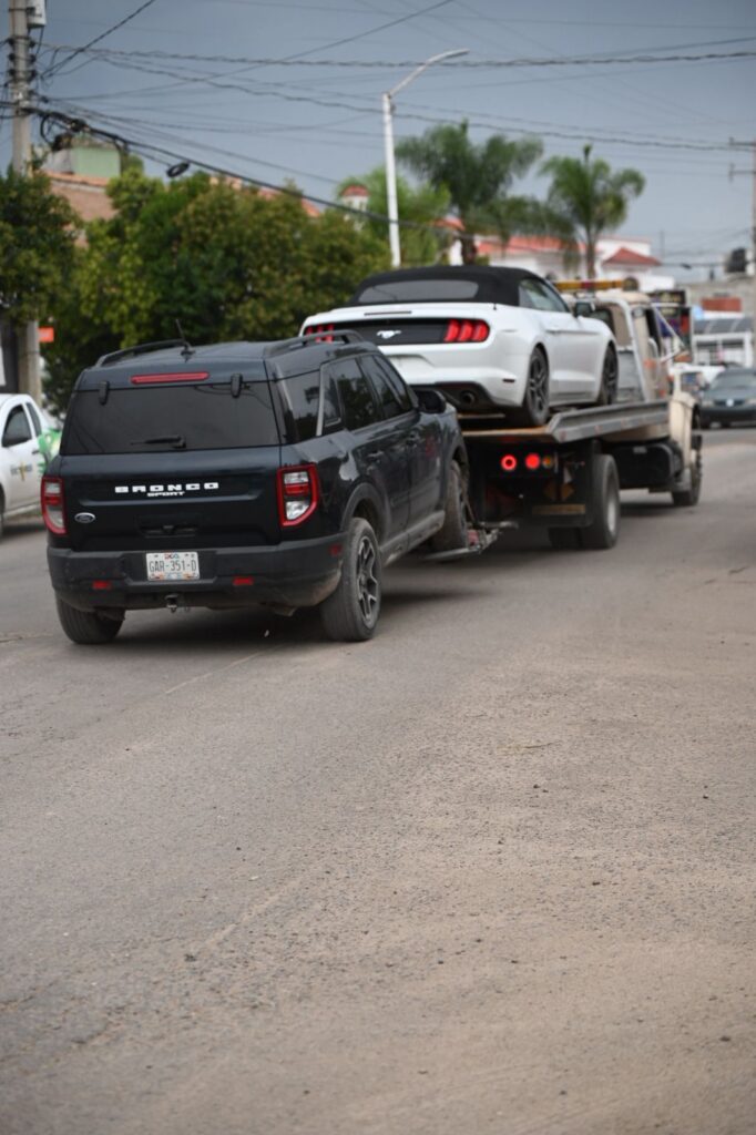 Militares y GN aseguran vehículos de lujo en la ciudad de Durango y colocan filtros