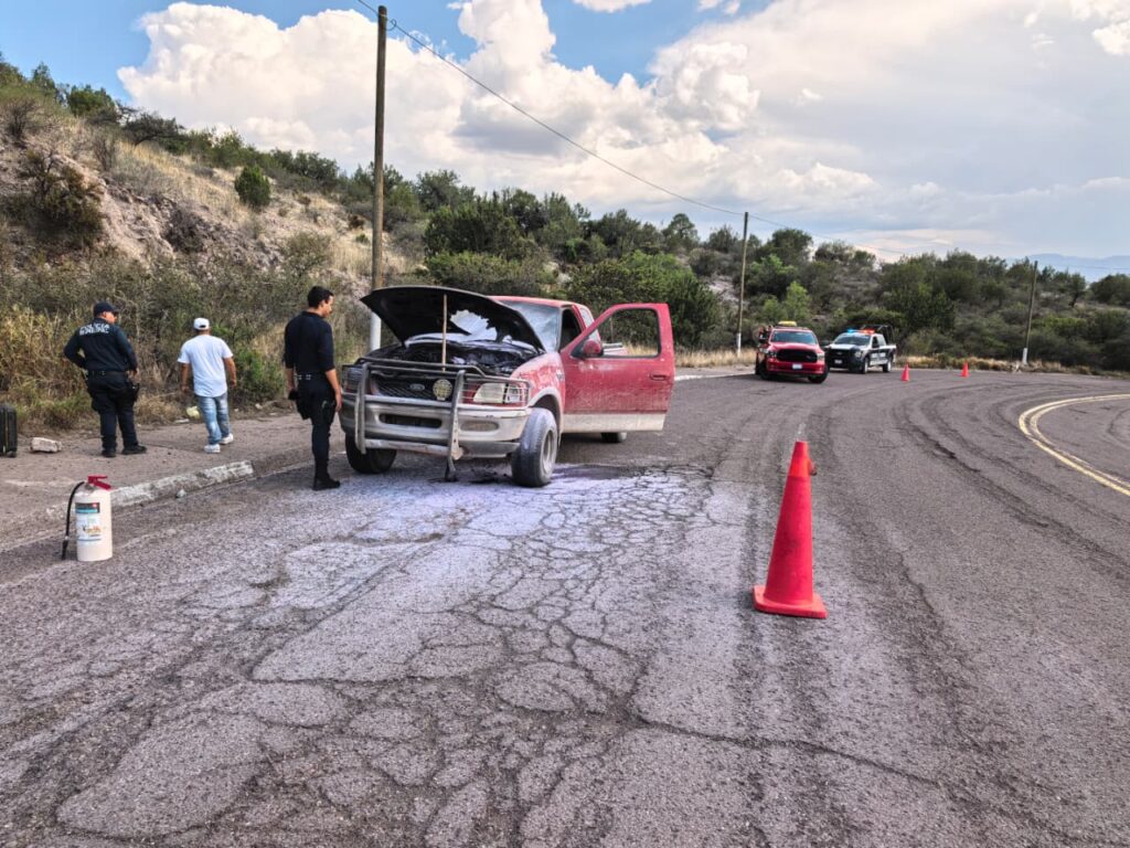 Falla eléctrica provoca incendio en camioneta sobre la carretera; padre e hijo resultan ilesos