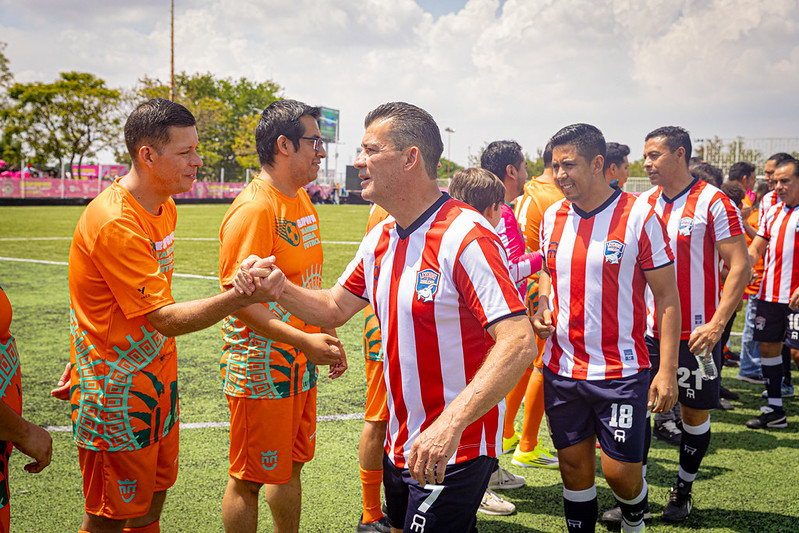 Leyendas del Guadalajara y papás de Zapopan protagonizan una jornada de deporte y convivencia familiar
