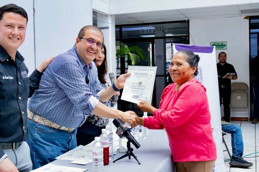 Encabeza alcalde Salvador Calderón entrega de constancias del curso de Salud Mental para emprendedores de Parral