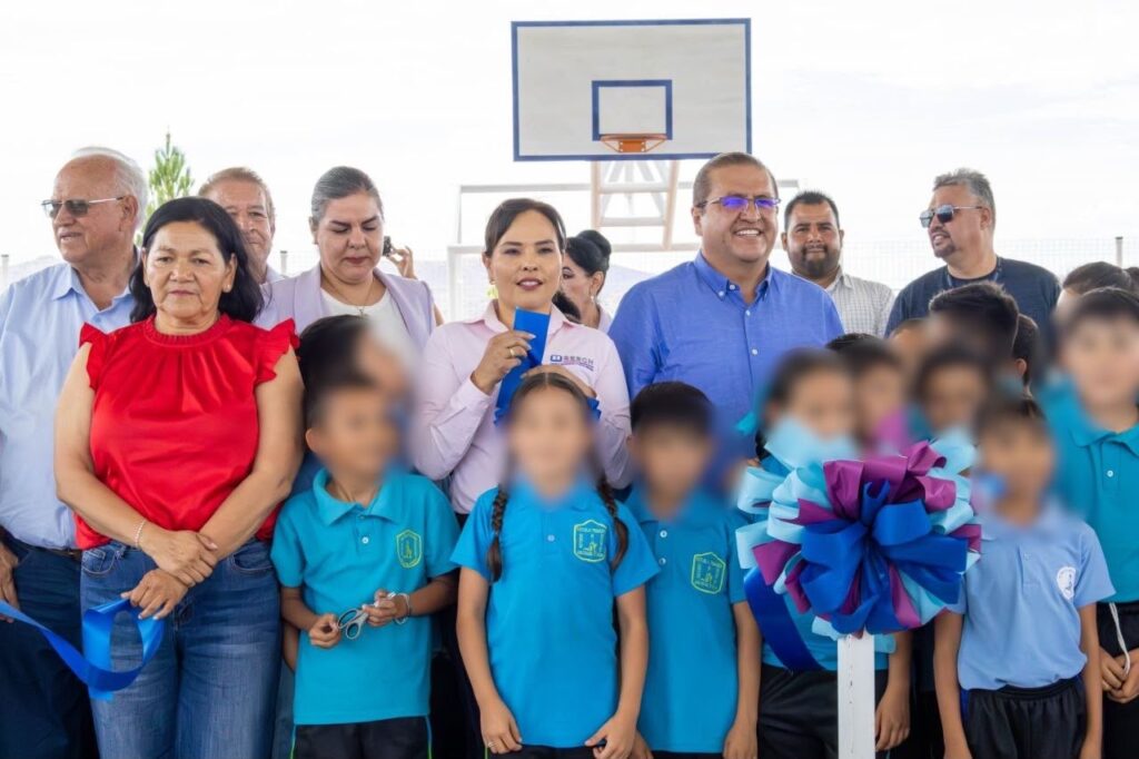 Inaugura alcalde Salvador Calderón cancha y domo en primaria de Parral Vive