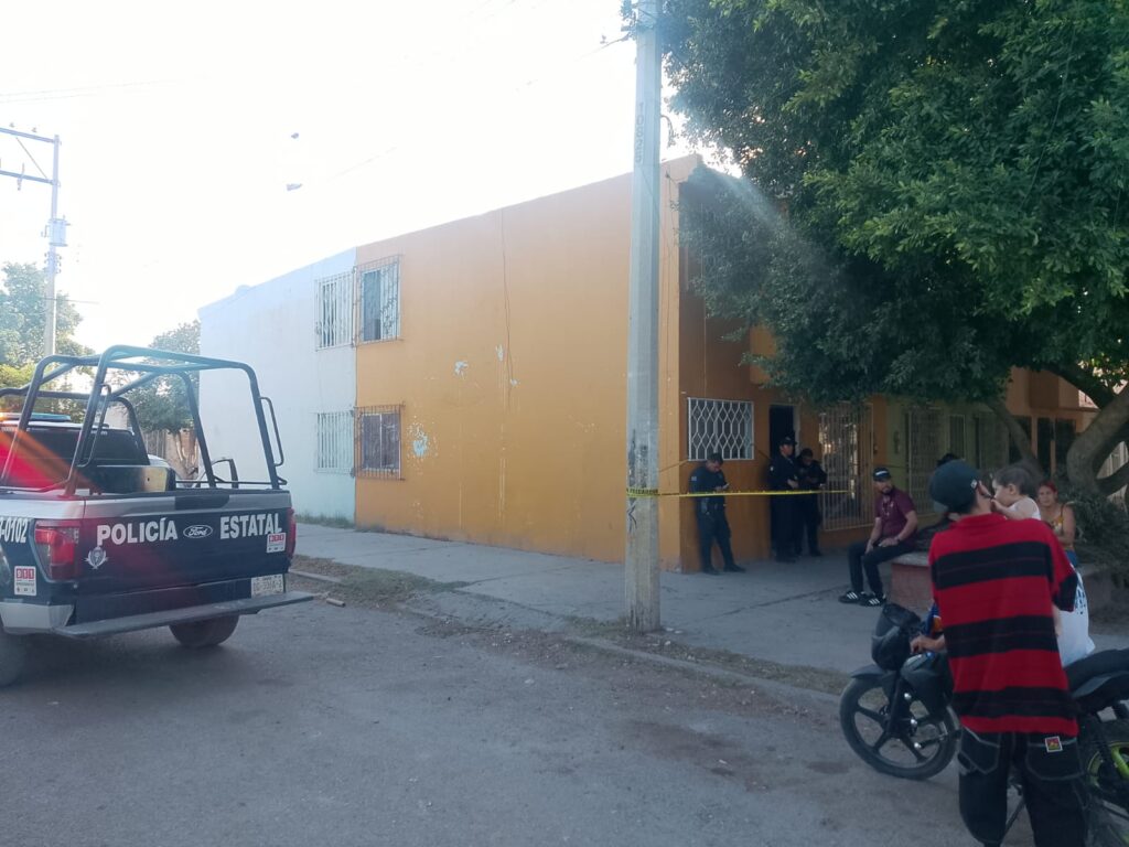 Al llegar a su casa encuentra sin vida a su menor hijo
