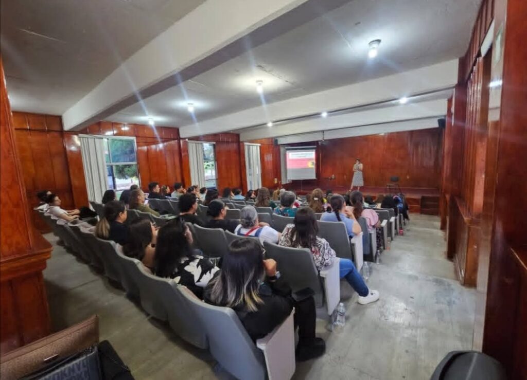 Conferencia “¿Por qué me pasa siempre lo mismo?” impulsa reflexión y bienestar emocional