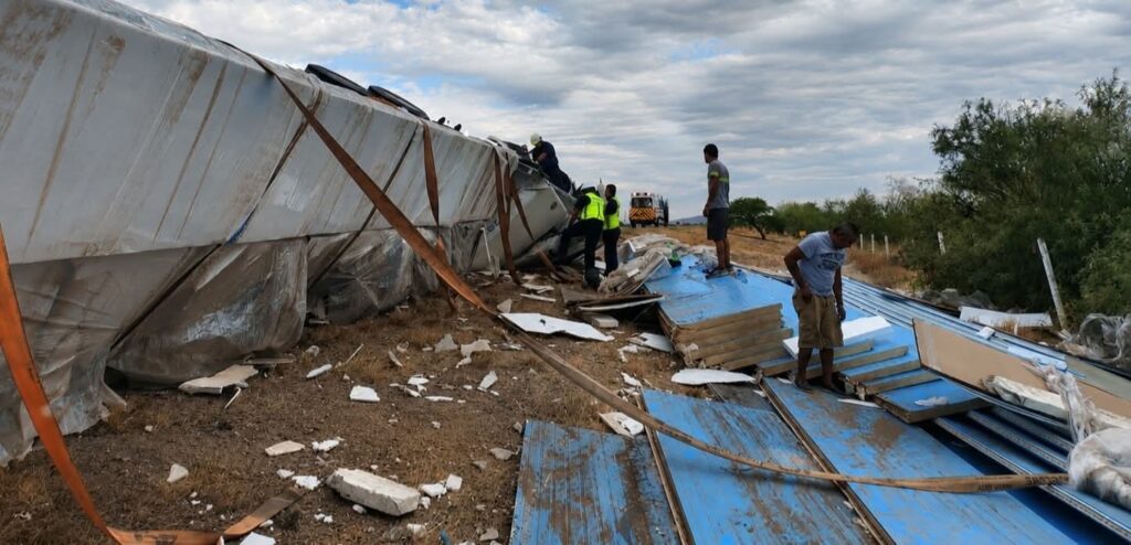 Vuelca tráiler en la autopista Jiménez–Camargo; reportan varios lesionados