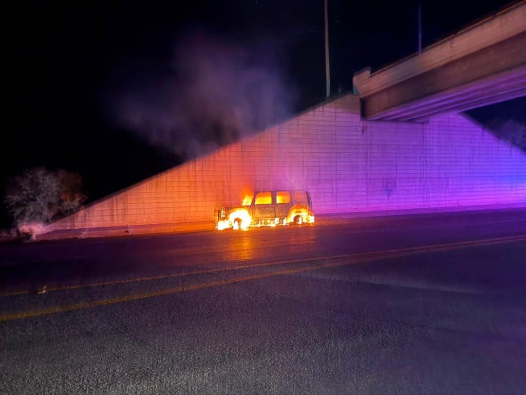 El fuego consume un lujoso y potente vehículo en la carretera