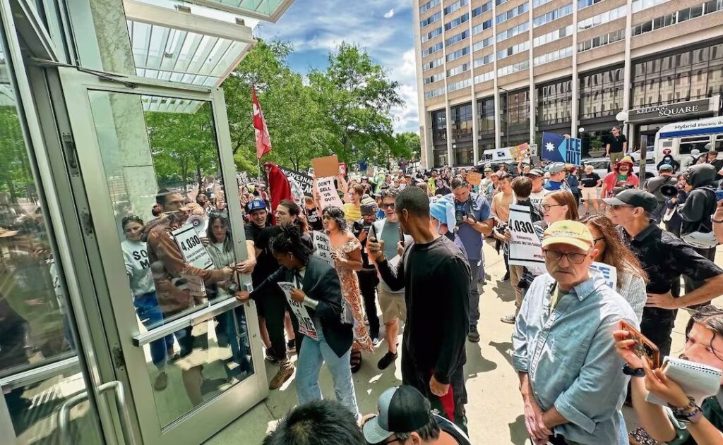 Estafadores usan IA para hacerse pasar por abogados y engañar a migrantes en Estados Unidos
