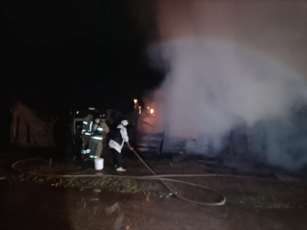 Tras incendio pierde la vida un hombre y tres familias se quedan sin hogar