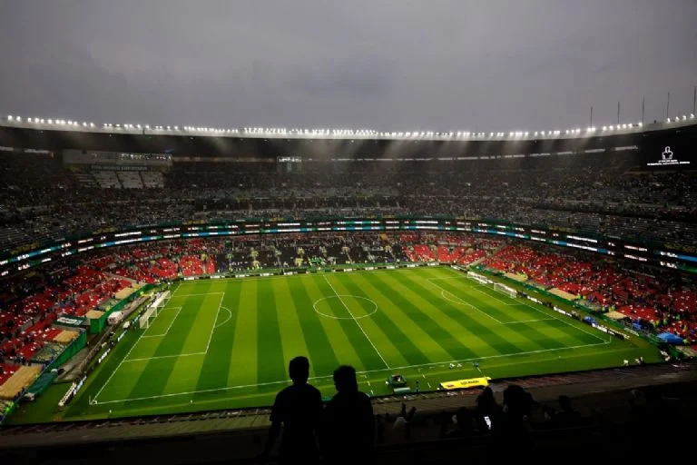 Tormenta eléctrica retrasa el partido entre México y Ecuador